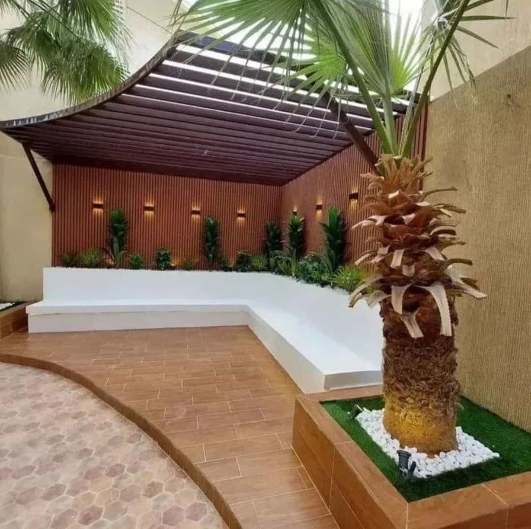 حديقة عمودية ومراكن زرع بتصميم مميز